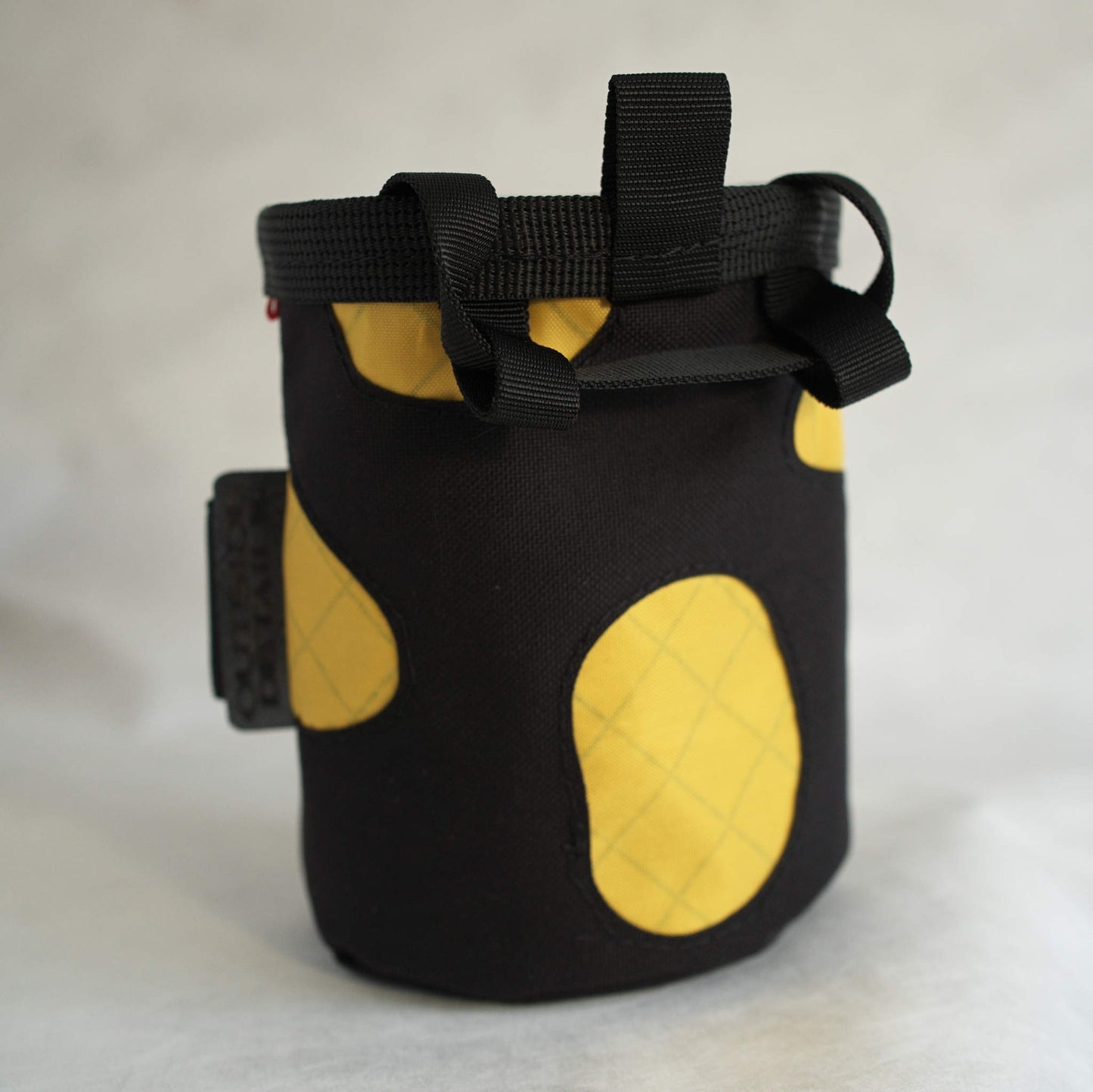 Sac à magnésie en collaboration avec Outside Details