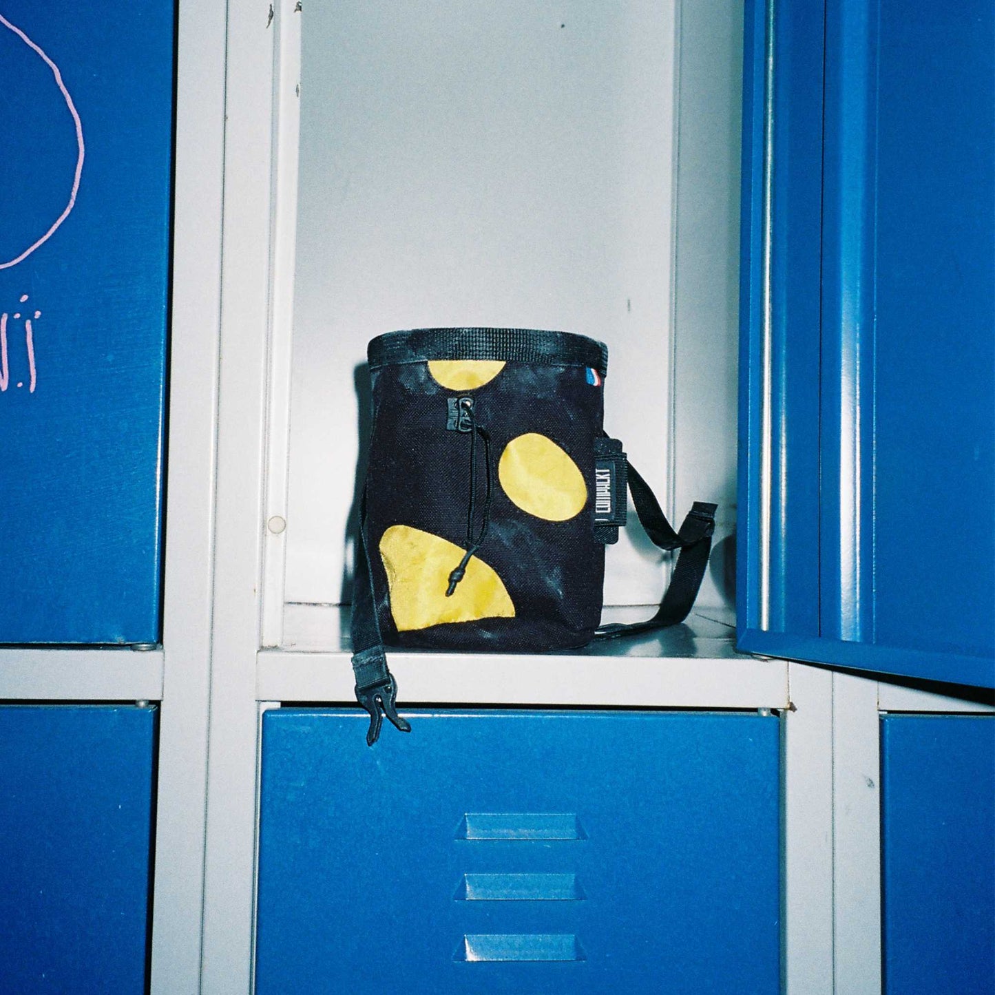 Photos du sac à magnésie en collaboration avec outside details